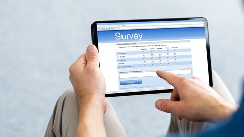 Eine Person hält ein Tablet in der Hand. Auf dem Bildschirm steht das Wort Survey.