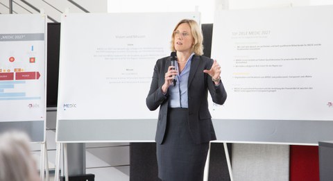 Dekanin, Professorin Esther Troost