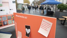 Postkarten von Bakterienkolonien auf mobilen Sitzgelegenheiten der Wanderausstellung Bakteriopolis