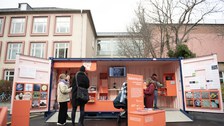 Geöffnete Wanderausstellung Bakteriopolis, Besucher:innen im Gespräch über Exponate