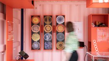Verschiedene Bakterienkolonien in der Wanderausstellung Bakteriopolis