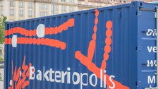Außenansicht von Wanderausstellung Bateriopolis