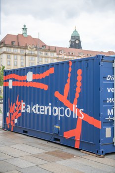 Außenansicht von Wanderausstellung Bateriopolis