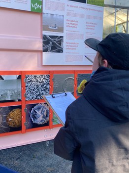 Schüler beim Besuch der Wanderausstellung Bakteriopolis