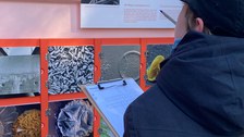 Schüler beim Besuch der Wanderausstellung Bakteriopolis