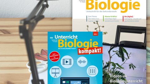 Tablet in einer Halterung und Zeitschriftencover
