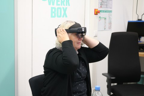 Frau mit AR-Brille