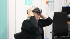 Frau mit AR-Brille