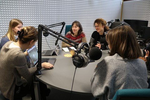 Personen an einem Podcast-Tisch