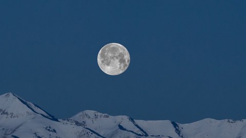 Mond über Bergen