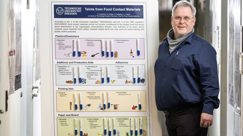 Foto Prof. Simat neben Poster