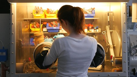 Glovebox mit Studentin