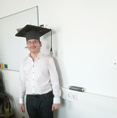 Daniel Spittel mit Doktorhut