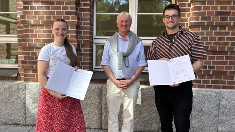 Ida Müller und Theo Zeibig mit dem Masterclass Zertifikat und Prof. Eychmüller