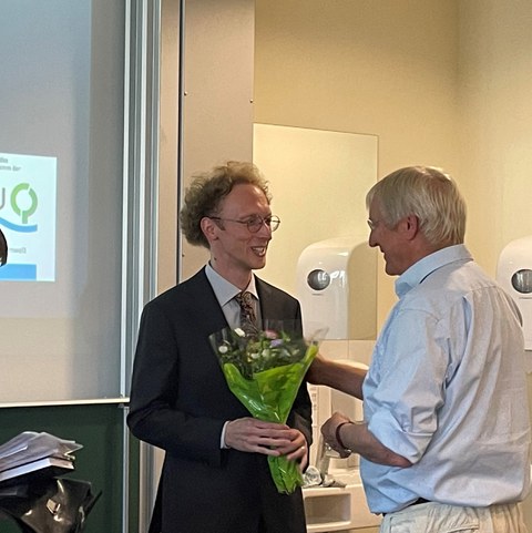 Prof. Eychmüller gratuliert Lukas Thoni