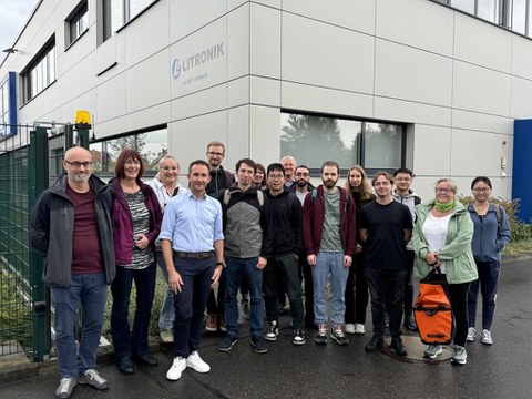 Gruppenbild der Arbeitsgruppe am Eingang der Firma Litronik