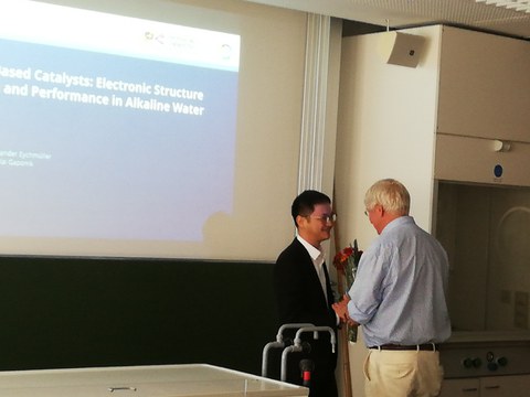 Prof. Eychmüller gratuliert Yuanwu nach seiner Verteidigung