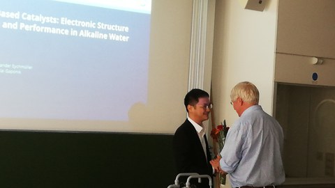Prof. Eychmüller gratuliert Yuanwu nach seiner Verteidigung
