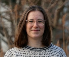 Porträt von brünetter Frau mit Brille