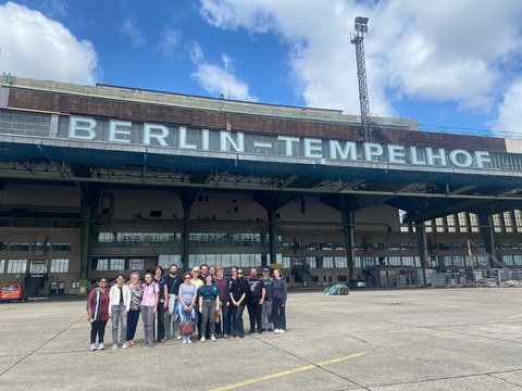 eine Gruppe vor einem Gebäude mit der Aufschrift Berlin-Tempelhof