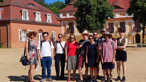 Eine Gruppe von Menschen steht in der Sonne