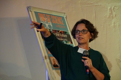 Frau mit Mikrophon