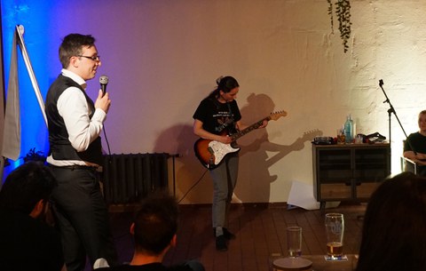 Mann mit Mikrophon und Frau mit Gitarre