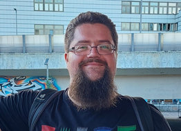 Mann mit braunen Haaren, Bart und Brille