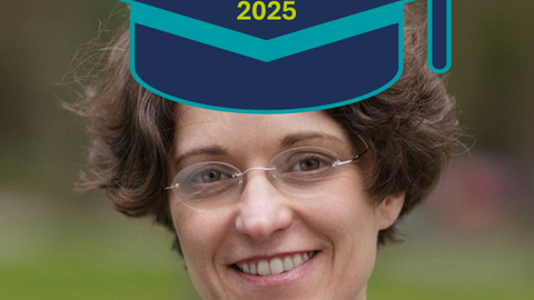 Lächelnde Frau mit Doktorhut auf den Super Supervisor 2025 steht