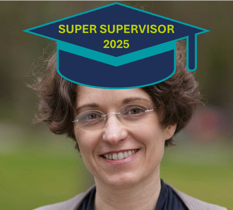Lächelnde Frau mit Doktorhut auf den Super Supervisor 2025 steht