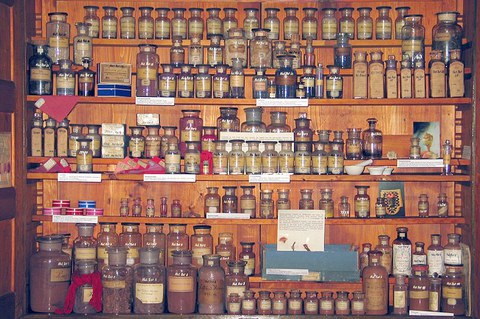 Schrank Naturfarbstoffe 2