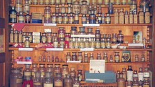 Schrank Naturfarbstoffe 2