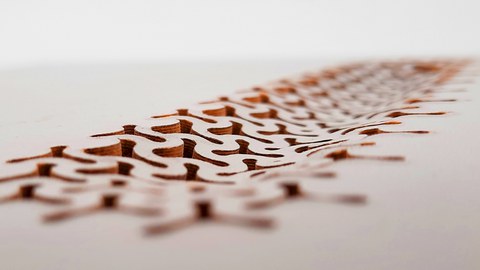 Handmuster eines Faserplattenformteils mit partiellen Perforationen zur Realisierung doppelt gekrümmter Umformung