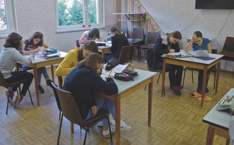 Mädchen knobeln beim Ostsächsisches Mathe-Informatik-Camp