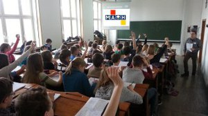 Schülerinnen und Schüler im Hörsaal