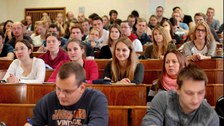 Studierende im Hörsaal in einer Vorlesung