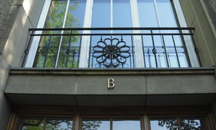 Ein Foto vom Detail am Eingang des B-Flügels in den Willers-Bau
