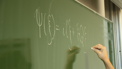 Ein Foto von einer mathematischen Formel auf der Kreidetafel