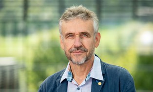 Eine Portraitaufnahme von Michael Kobel.