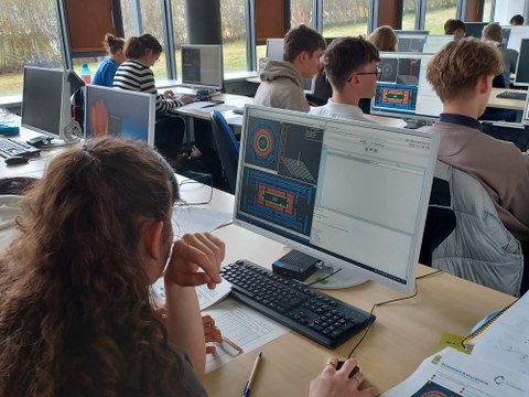 Jugendliche arbeiten am PC