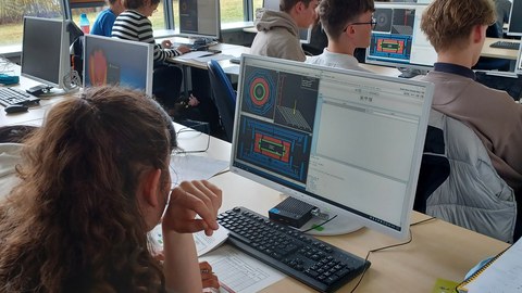 Jugendliche arbeiten am PC