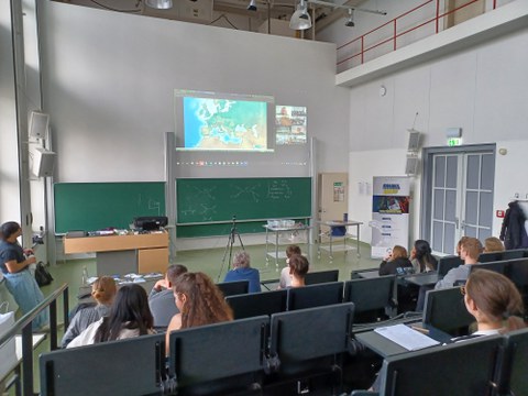 Jugendliche sitzen in einem Hörsaal