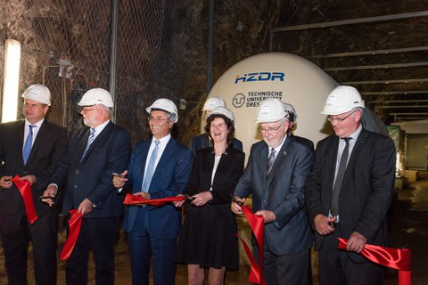 Beim Richtfest im Felsenkeller: Dirk Hilbert, Prof. Peter Joehnk, Prof. Hans Müller-Steinhagen, Dr. Eva-Maria Stange, Nobelpreisträger Prof. Arthur McDonald und Dr. Michael Stötzel (v.l.n.r.) durchschneiden symbolisch das rote Band.