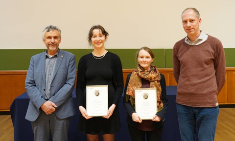 Vier Personen im Hörsaal