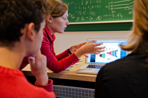 Forscherin erklärt Teilchenphysik