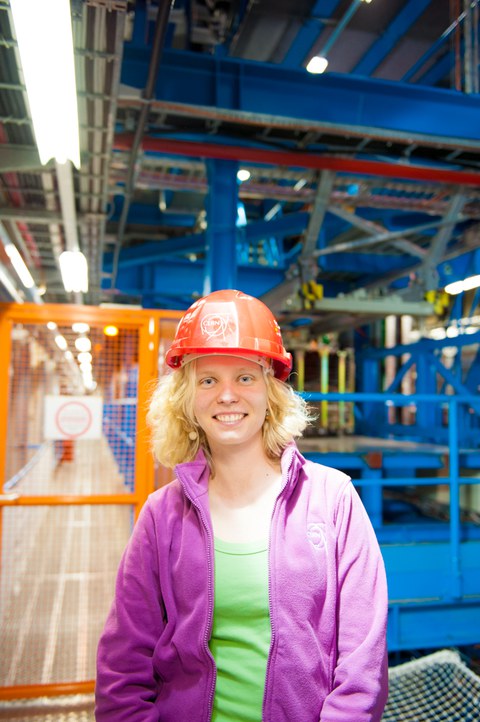 Ulrike Schnoor vor dem ATLAS-Detektor