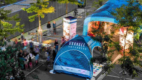 Menschen an einem Pavillon und einem aufblasbaren großer Tunnel vom Dach eines benachbarten Gebäudes aus gesehen
