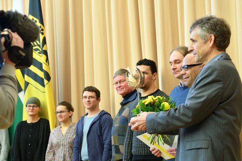 Mitglieder der AG "Ausbildung und Arbeit" mit der Preisskulptur des Dresdner Integrationspreis