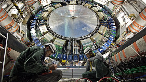 ATLAS Detektor mit 2 Ingenieuren