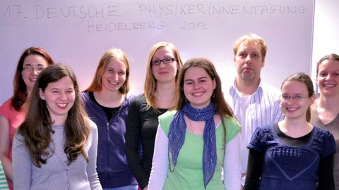 Monica Dunford und Physikerinnen